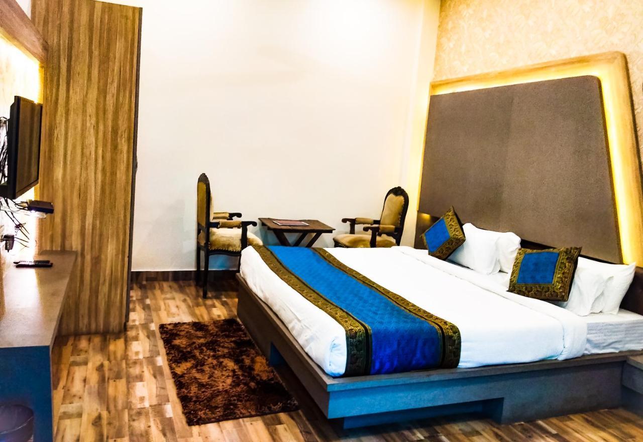 Dwivedi Hotels Sri Omkar Palace Βαρανάσι Εξωτερικό φωτογραφία