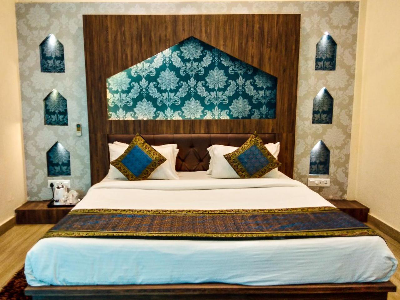 Dwivedi Hotels Sri Omkar Palace Βαρανάσι Εξωτερικό φωτογραφία